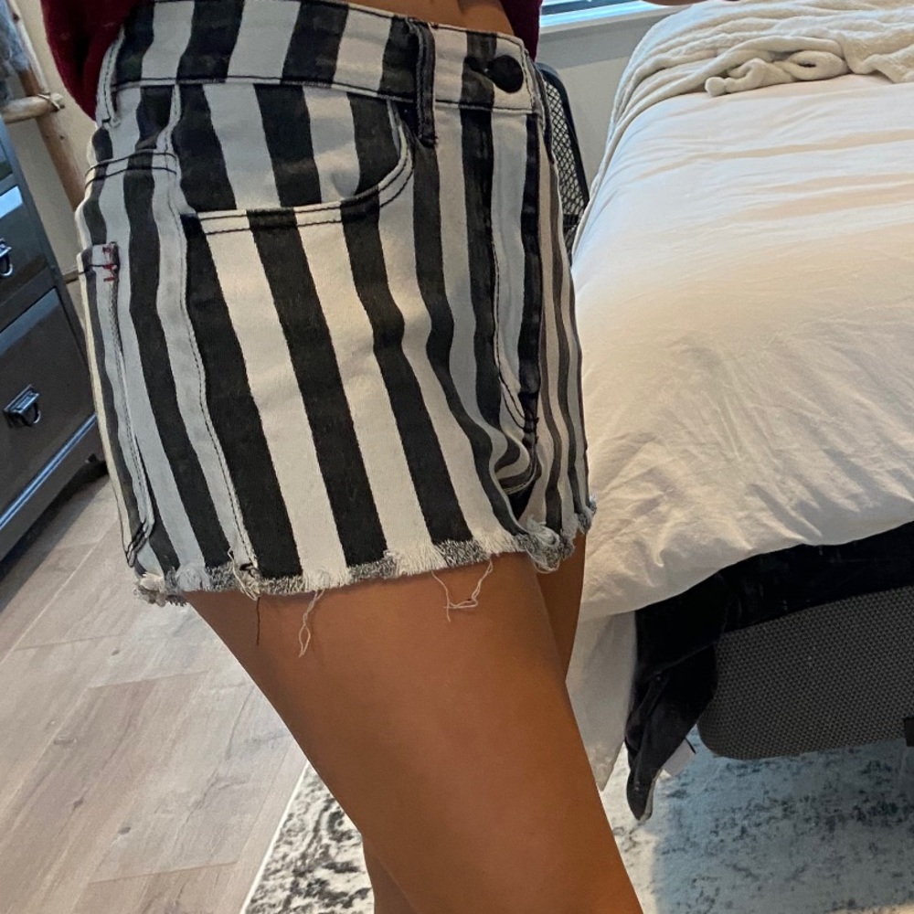 BDG High Waisted B/W shorts